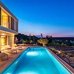 Mezano -heated Pool & E-bikes *