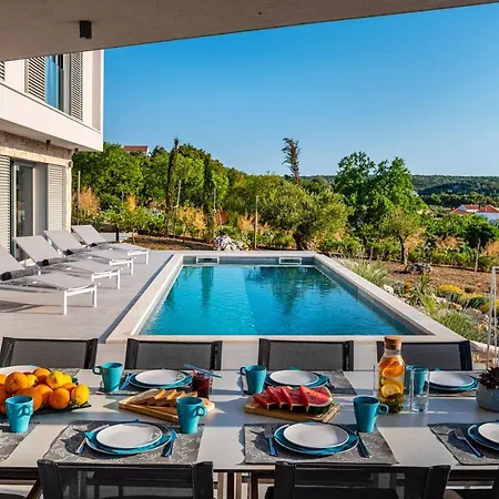Mezano -heated Pool & E-bikes *