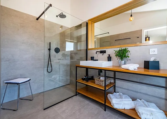 Mezano -heated Pool & E-bikes *