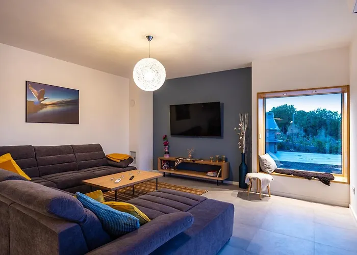 Mezano -heated Pool & E-bikes * Zman