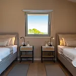 Mezano -heated Pool & E-bikes Villa