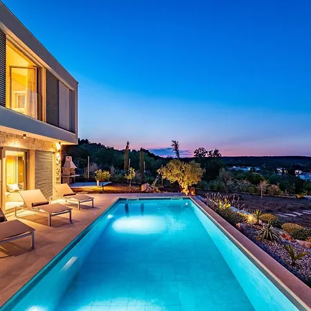 Mezano -heated Pool & E-bikes *