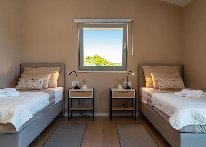 Mezano -heated Pool & E-bikes Villa