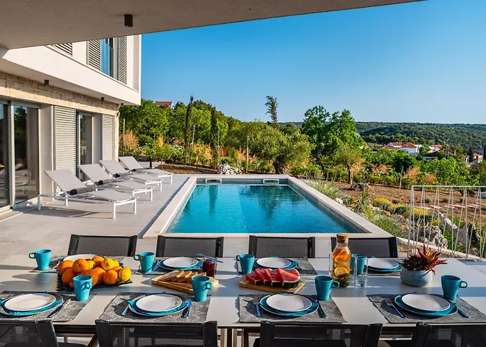 Mezano -heated Pool & E-bikes *