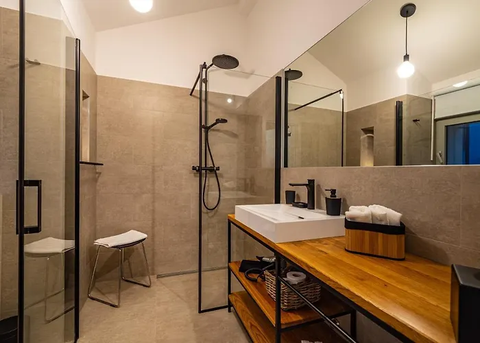 Mezano -heated Pool & E-bikes Villa