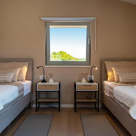 Mezano -heated Pool & E-bikes Villa
