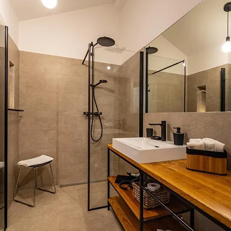 Mezano -heated Pool & E-bikes Villa